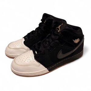 Air Jordan 1 Retro Mid GS "Gold
and Gum"